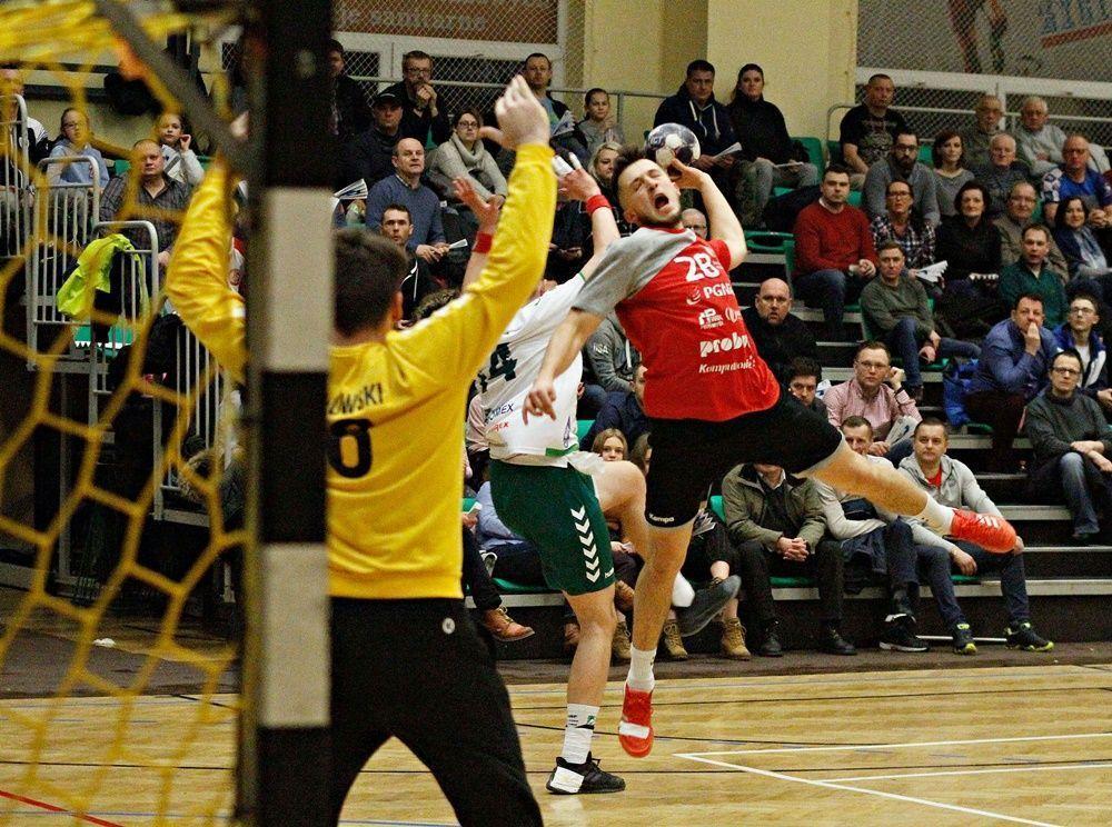 Mateusz Kroczek (rzuca) zdobył w meczu z kielczanami cztery bramki.<br/>fot.Kamil Krukiewicz