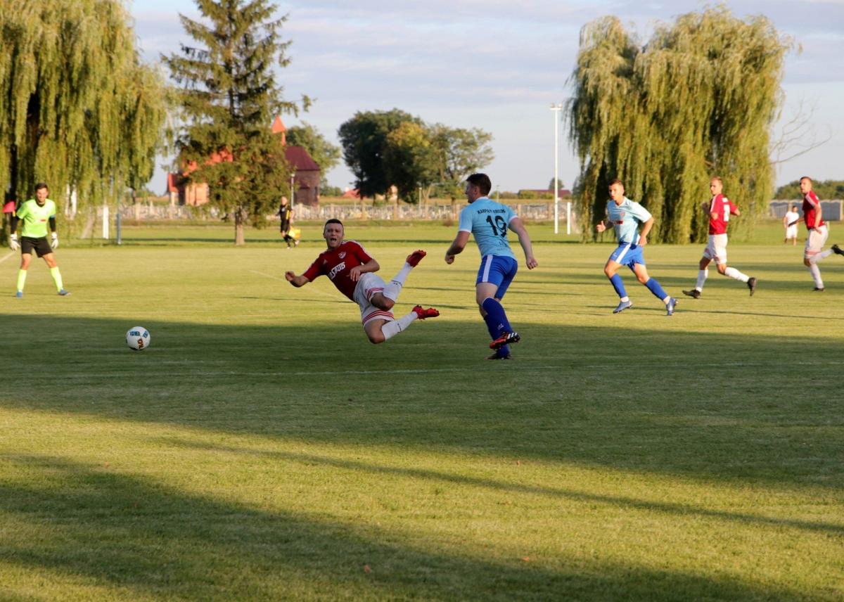 Kacper Rop (czerwona koszulka) zdobył dwie bramki dla KS Wiązownica w meczu z Ekoball Stalą Sanok.<br/>fot.Natalia Styś