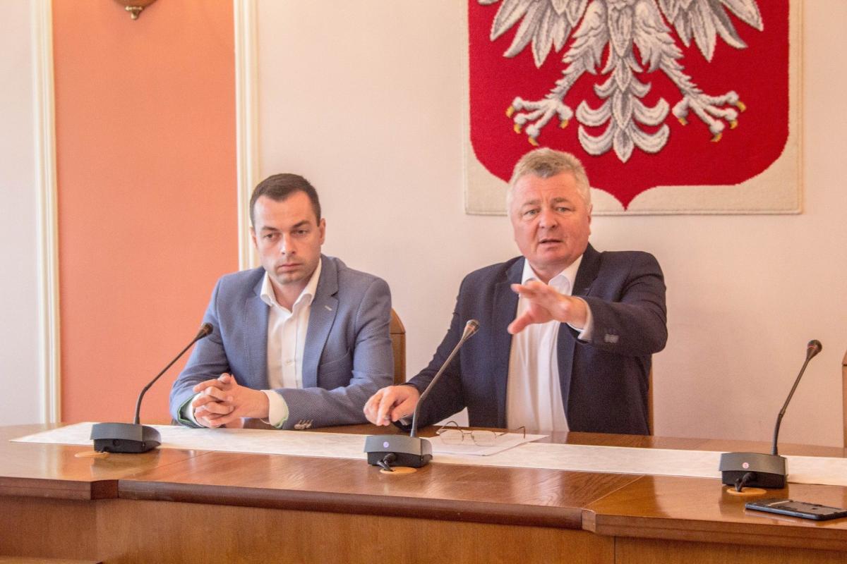 Na konferencji pojawił się także burmistrz Ustrzyk Dolnych Bartosz Romowicz, który solidaryzował się z wójtem M. Ryznarem, wspominając, że z podobną krytyką wikarego w jednej z parafii spotykał się także w swojej miejscowości.<br/>fot.Bartłomiej Pacek