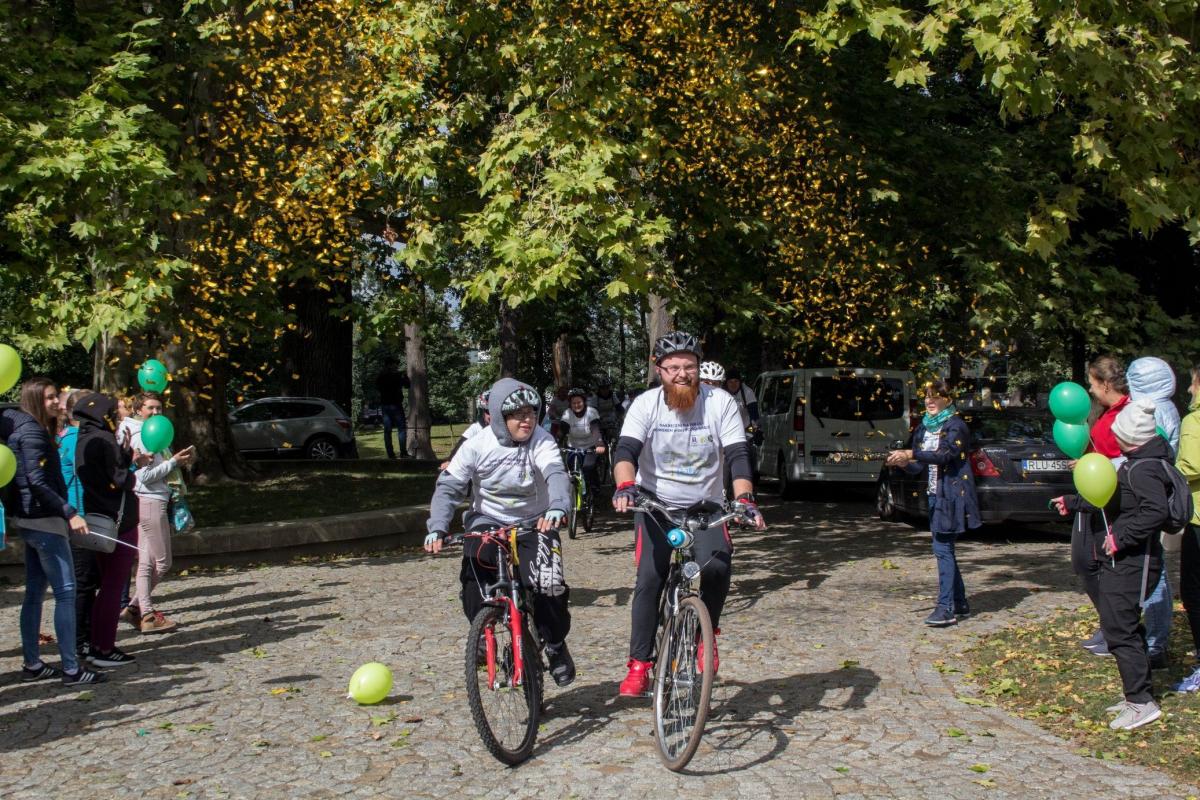 Rowerzyści na metę w parku pałacu Dzieduszyckich w Zarzeczu dotarli parę minut po 12.<br/>fot.Bartłomiej Pacek