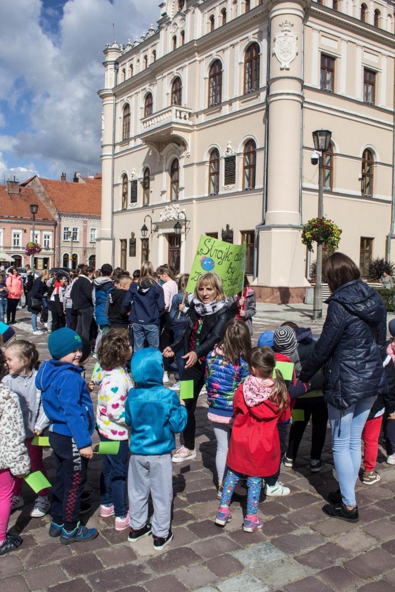 Na Rynku zebrała się grupa uczniów szkół podstawowych i przedszkolaków.<br/>fot.Bartłomiej Pacek