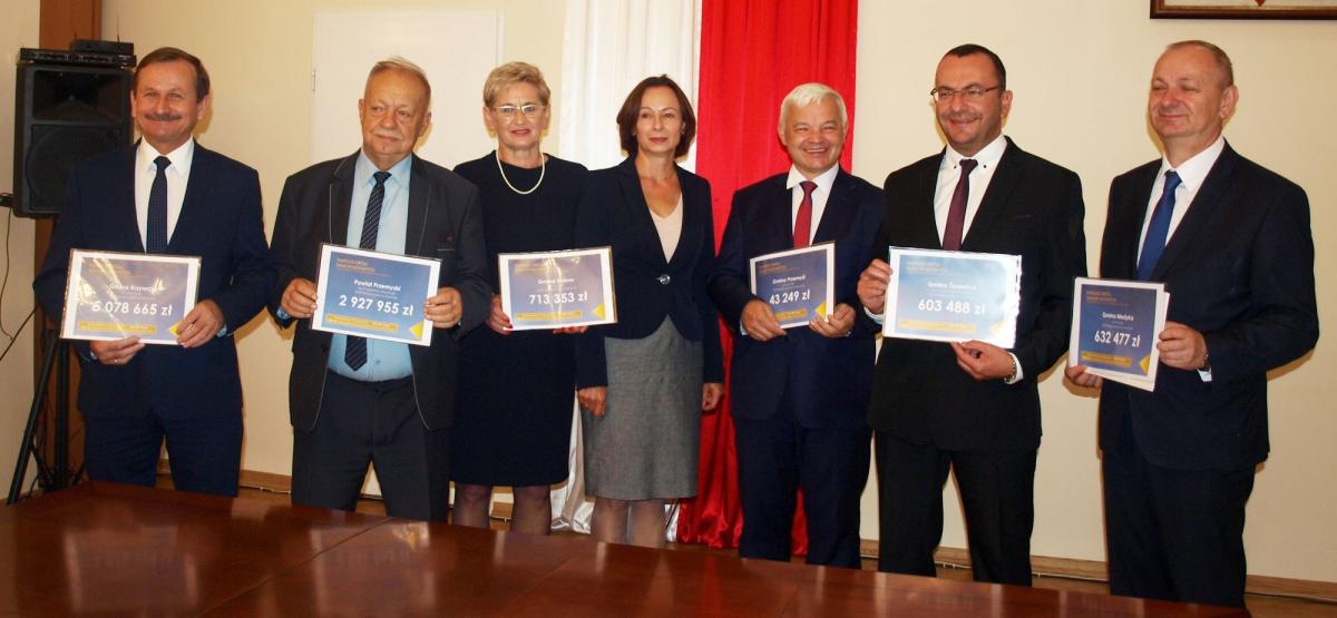 Promesy z rąk wicewojewody podkarpackiego Lucyny Podhalicz otrzymało sześć samorządów lokalnych.<br/>fot.Mariusz Godos