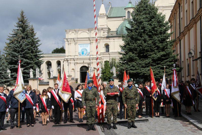 Sybiraków uczczono godnie – o co zadbali wysoko postawieni goście, orkiestra dęta, wojskowi, harcerze i poczty sztandarowe reprezentujące różne środowiska.<br/>fot.UM Jarosław