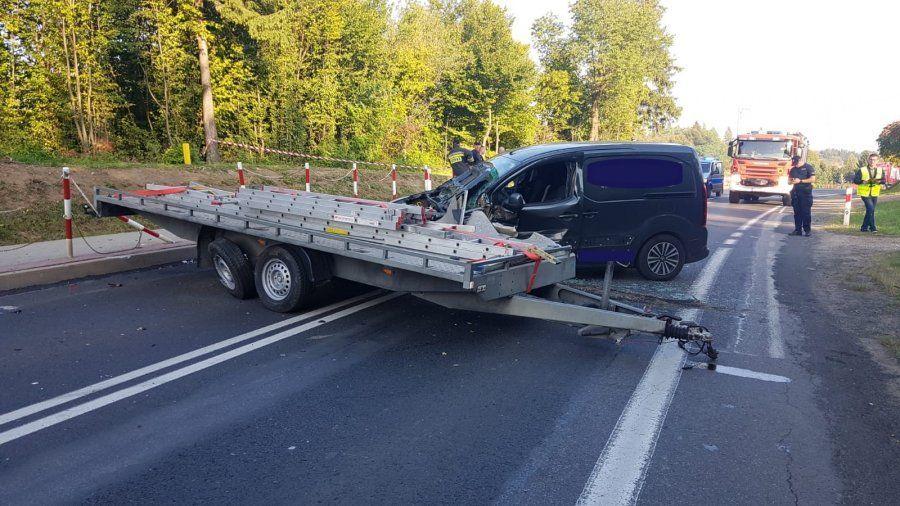 W finale kierowca peugeota uderzył w przyczepę przypiętą do hyundaia.<br/>fot.KPP Sanok
