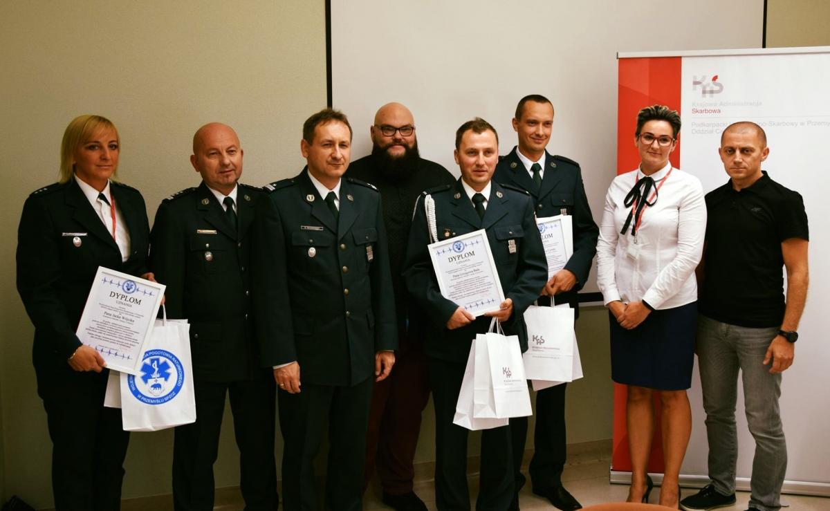 Za swoją postawę funkcjonariusze otrzymali dyplomy gratulacyjne od Wojewódzkiej Stacji Pogotowia Ratunkowego w Przemyślu.<br/>fot.WSPR Przemyśl