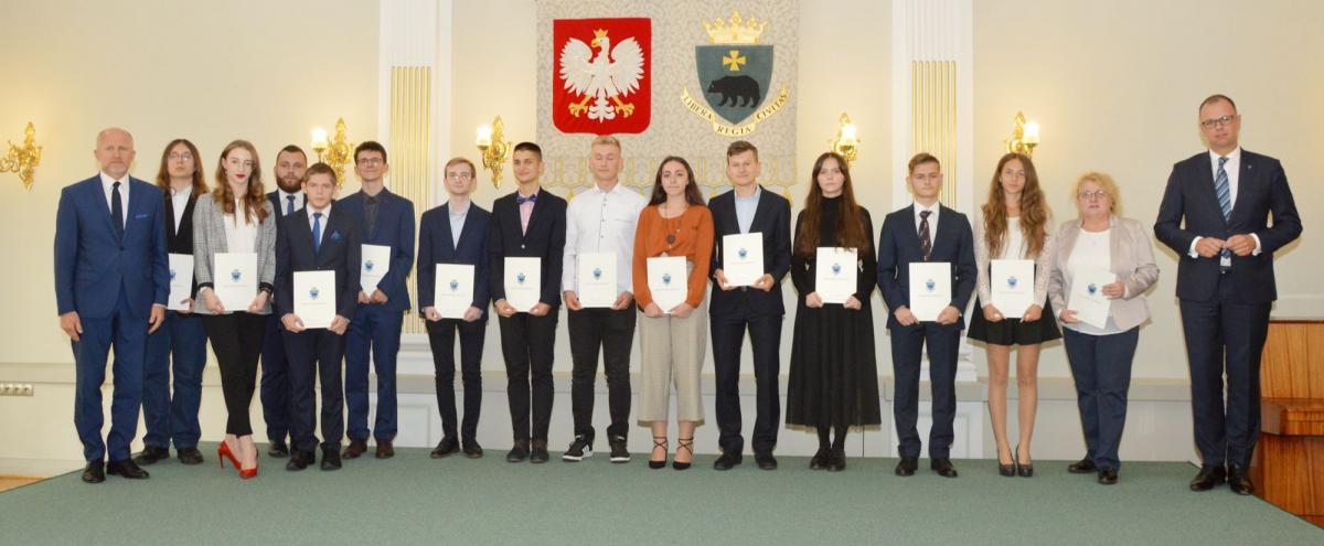 16 osób z I LO w Przemyślu otrzymało stypendia prezydenta miasta Przemyśla.<br/>fot.UM Przemyśl