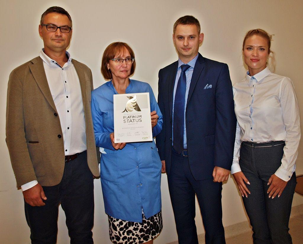 Szefostwo szpitala na Monte Cassino nagrodę odebrało z rąk przedstawicielki Europejskiej Organizacji Udarowej „Inicjatywa Angels” Agnieszki Tymecka-Woszczerowicz (pierwsza z prawej). Obok: zastępca dyrektora ds. medycznych lek. Kamil Kuć, ordynator oddziału neurologicznego z pododdziałem udarowym Ew