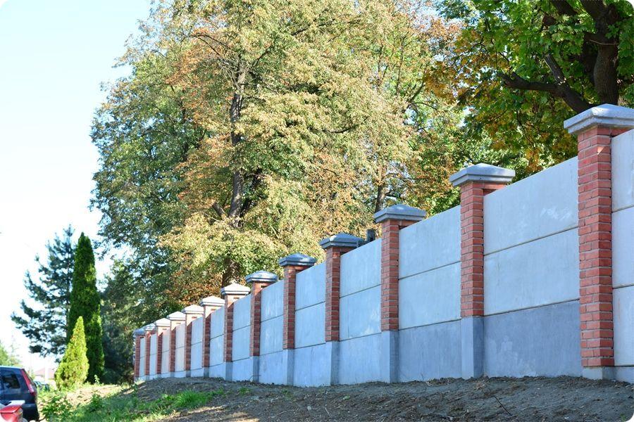 Remont najdłuższego odcinka muru o długości 96 m kosztował 92 tys. 594 zł. Wyremontowane fragmenty wyglądają jak nowe.<br/>fot.UM Przeworsk