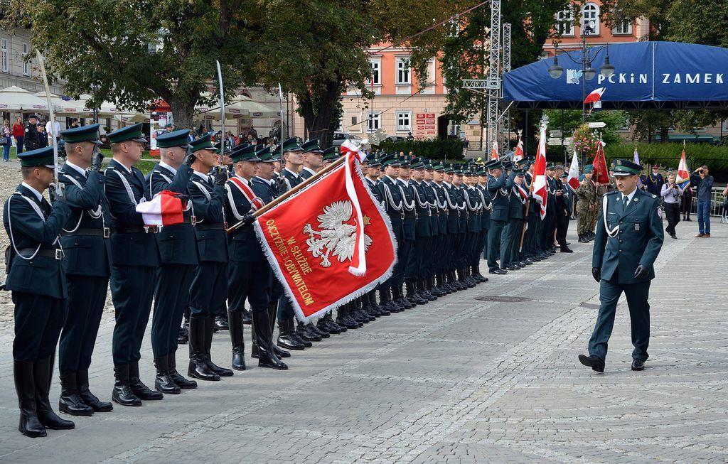 Na przemyskim Rynku odbyła się główna część obchodów. Gospodarzem imprezy był szef Izby Administracji Skarbowej w Rzeszowie podinsp. Grzegorz Skowronek.<br/>fot.UM Przemyśl