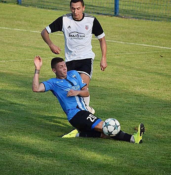 Marcin Sobol (biała koszulka) wraz z kolegami nie byli w stanie zatrzymać III-ligowców z Sokoła Sieniawa.<br/>fot.wwww.facebook.com/piast tuczempy