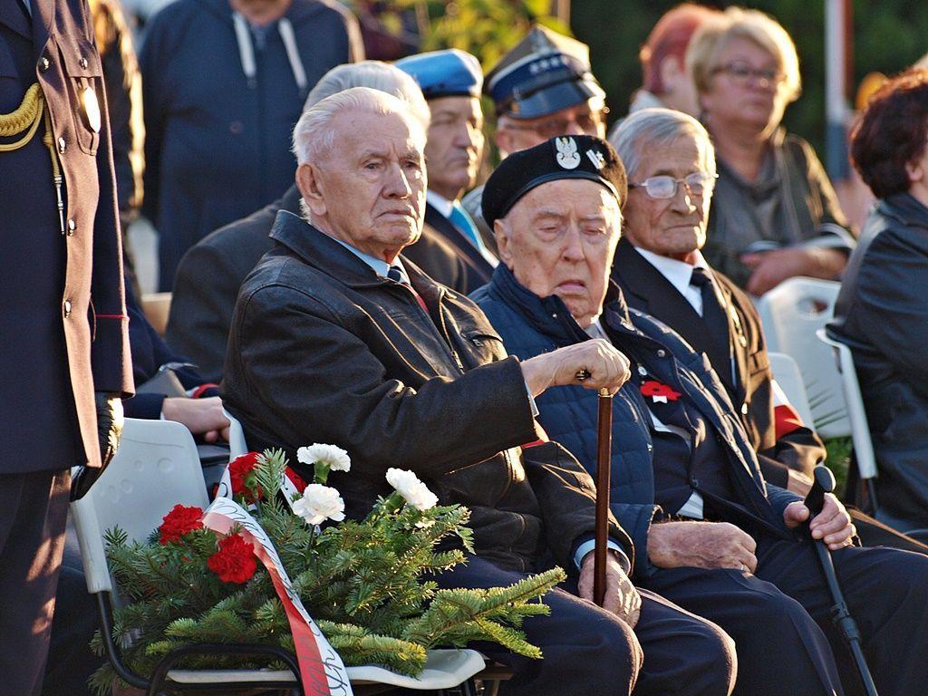 Głównymi aktorami ceremonii byli kombatanci. Żyjący Sybiracy, pamiętający tamte tragiczne czasy. Nie zabrakło bohatera spod Monte Cassino, przemyślanina Jerzego Kostiuka. <br/>fot.Mariusz Godos