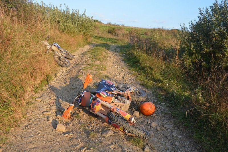 Motocyklista, chcąc zgubić funkcjonariuszy, wjechał w szutrową drogę, gdzie... zderzył się z jadącym z naprzeciwka innym motocyklistą.<br/>fot.KPP Krosno