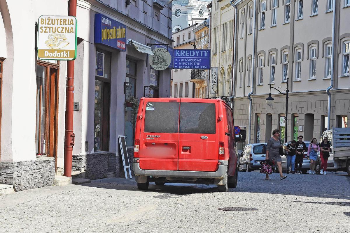 Według obecnych przepisów każdy może wjechać do ścisłego centrum miasta, ale tylko po to, aby wyładować lub załadować towar. Ma na to kwadrans.<br/>fot.Paweł Bugira
