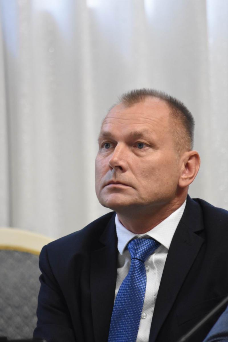 Wojciech Błachowicz uważa, że były marszałek wciąż wykorzystuje swoją pozycję, a także znajomość z byłym prezydentem, a obecnie prezesem PGE Obrót S.A. Robertem Chomą. Rzecznik tej spółki Mariusz Majewski stanowczo dementuje te stwierdzenia. – Pan radny ordynarnie kłamie – mówi. <br/>fot.Paweł Bugir