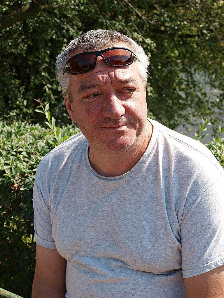 – Pracując w szkole przez tyle lat, miałem nadzieję, że gdy przyjdzie kolejny rząd, uda się coś zmienić. Niczego się nie udało. Po pracy w szkole została mi kolekcja spodni, obdartych na wysokości blatu ławki – stwierdził rozgoryczony nauczyciel plastyki z 31-letnim stażem pracy Czesław Ams.<br/>fot