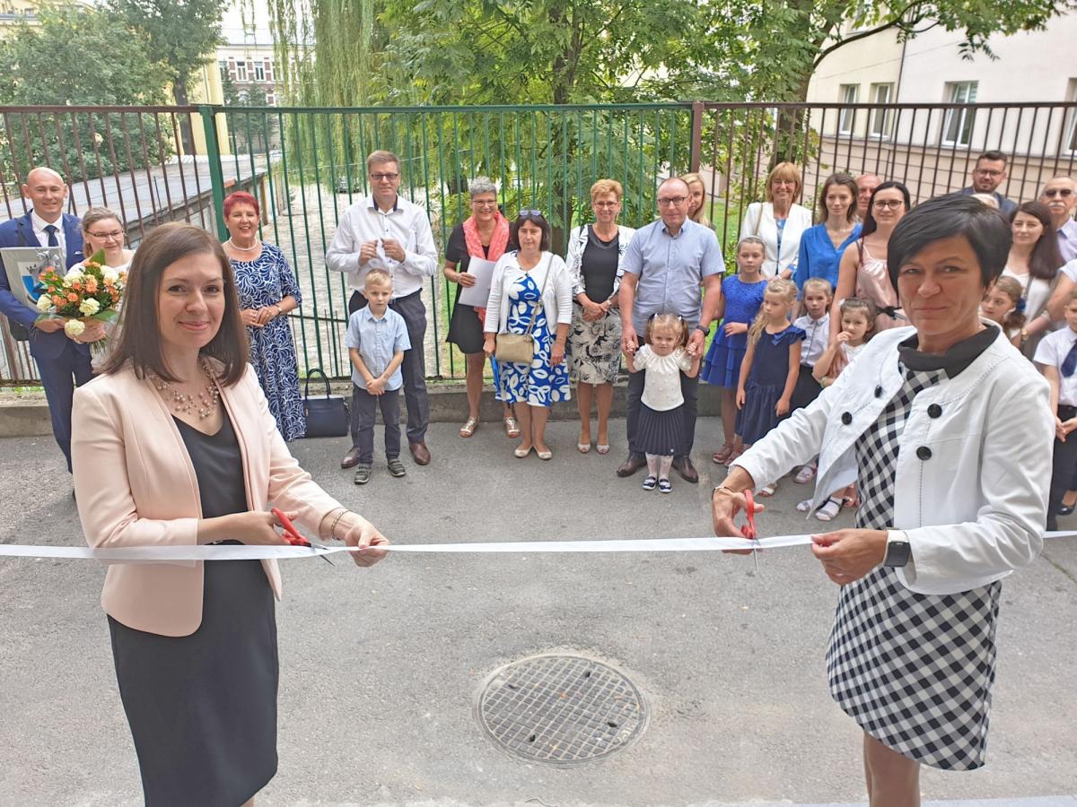 Symbolicznego przecięcia wstęgi dokonały przedstawicielka organu prowadzącego placówkę Dorota Thier (z prawej) oraz dyrektor szkoły podstawowej Magdalena Dranka-Sowa.
