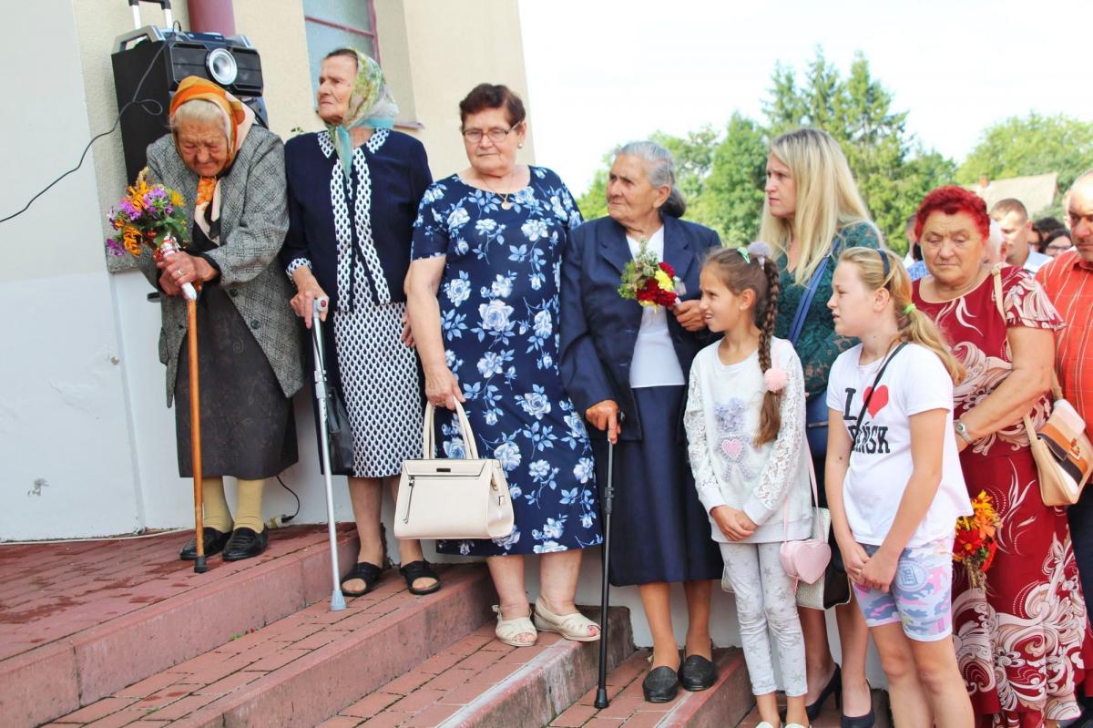 W Dąbrowej zgromadzeni złożyli kwiaty pod tablicą upamiętniającą 12 ofiar – mieszkańców wsi Kornagi.<br/>fot.UG Lubaczów
