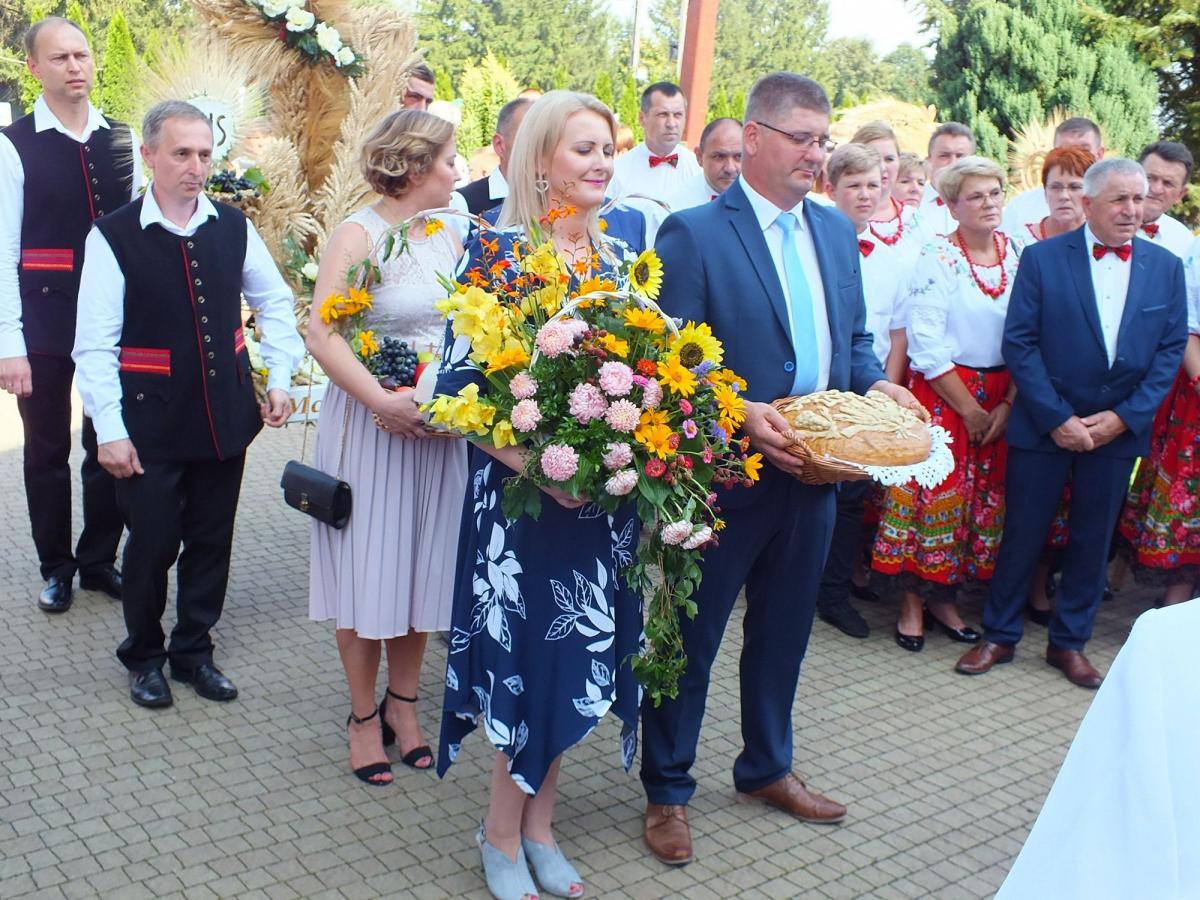 Dożynkowy bochen chleba na ręce gospodarza gminy przekazali starostowie Magdalena i Bogusław Perłakowie.<br/>fot.UG Orły