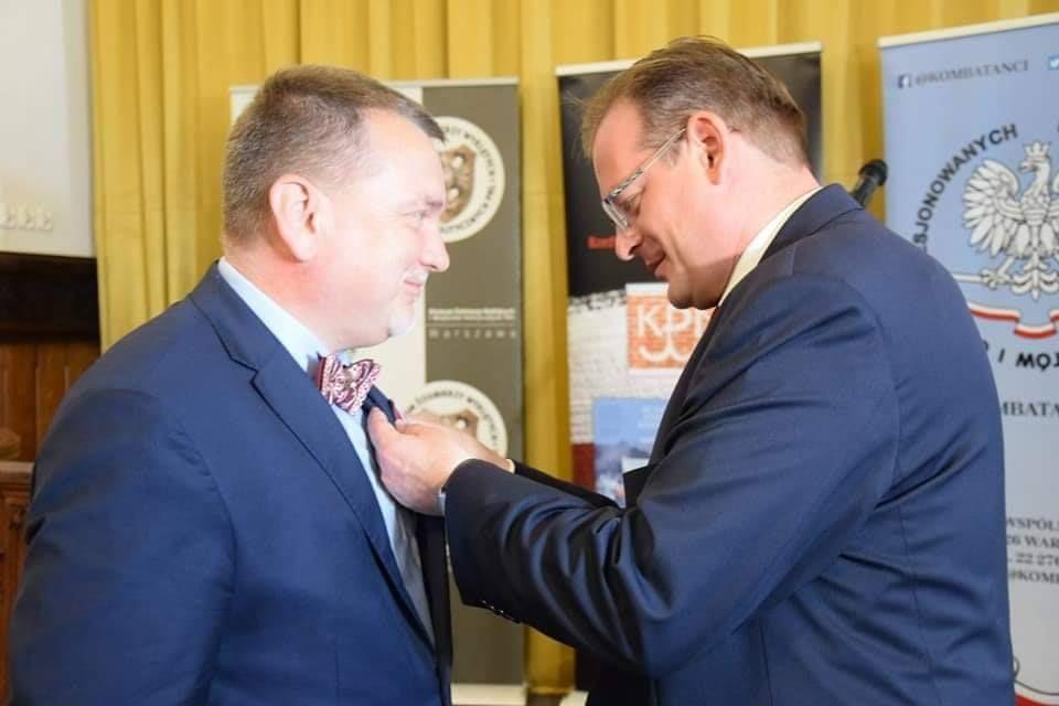 Medal „Pro Patria” Andrzejowi Zapałowskiemu (z lewej) wręczył minister Jan Józef Kasprzyk, szef Urzędu do spraw Kombatantów i Osób Represjonowanych. <br/>fot.ze zbiorów własnych