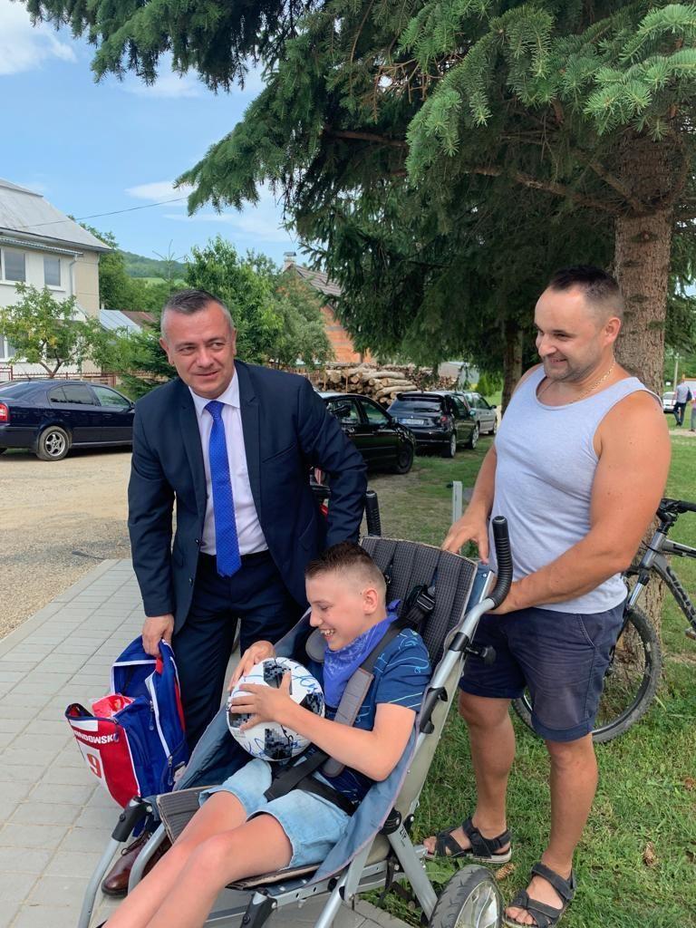 Władze gminy Fredropol ze słowacką rodziną, którą chcą objąć opieką.<br/>fot.ze zbiorów własnych