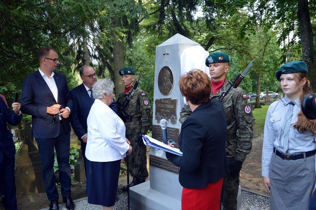 Na Cmentarzu Wojskowym odsłonięto obelisk upamiętniający ks. płka Józefa Panasia. Powstał z inicjatywy i za pieniądze TPPiR (przedsięwzięcie finansowo wsparli także Biuro Upamiętniania Walk i Męczeństwa IPN w Warszawie oraz Zarząd Województwa Podkarpackiego), a poświęcił go bp S. Jamrozek.<br/>fot.W