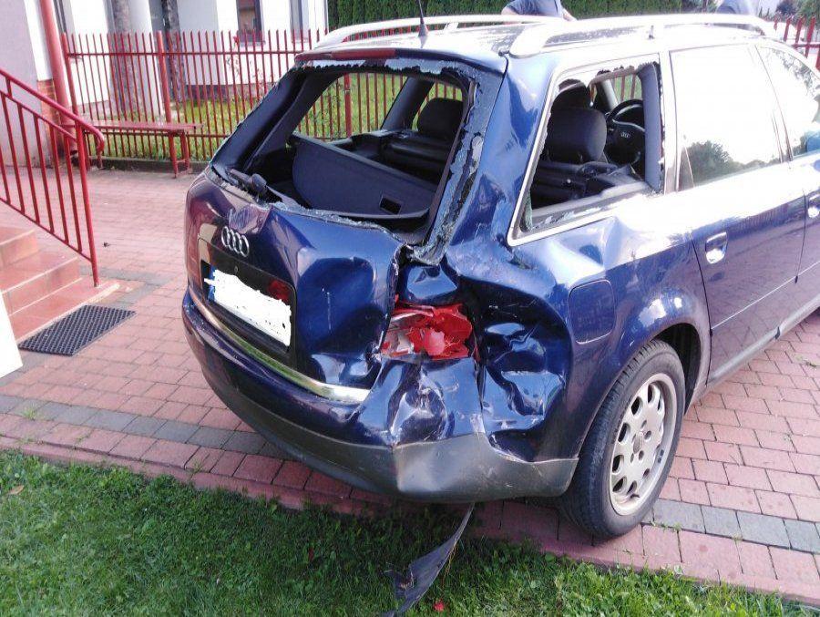 18-letni, świeżo upieczony kierowca, uderzył m.in. w zaparkowane na podwórku audi.<br/>fot.KPP Nisko