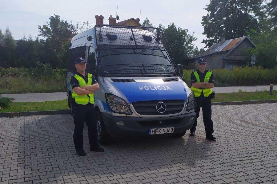 Dzielni funkcjonariusze z Komendy Wojewódzkiej Policji w Rzeszowie zareagowali błyskawicznie. Ruszyli w kierunku centrum miasta, eskortując opla. <br/>fot.KWP Rzeszów