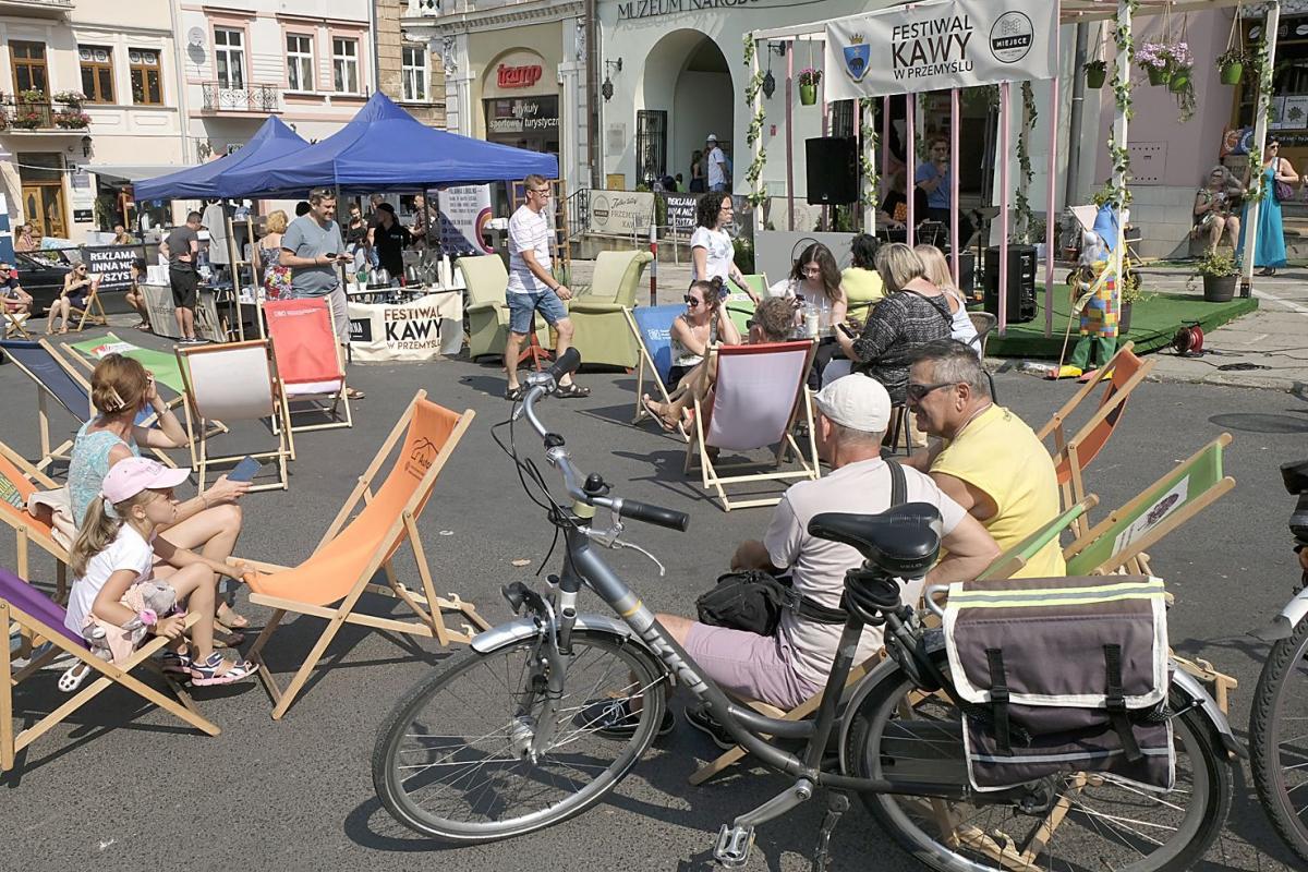 Mieszkańcy przy dźwiękach muzyki rozkoszowali się różnymi gatunkami kawy.<br/>fot.Jacek Szwic