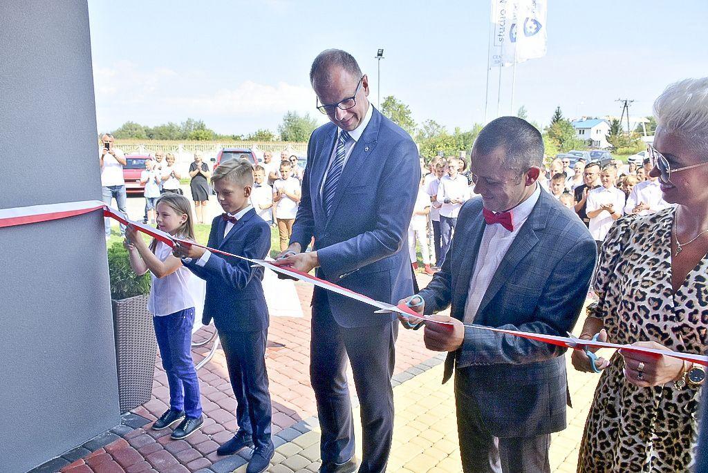 Uroczyste rozpoczęcie roku odbyło się w holu nowo oddanej szkoły. Wziął w nim udział między innymi prezydent Przemyśla Wojciech Bakun. <br/>fot.Miłosz Wilgucki