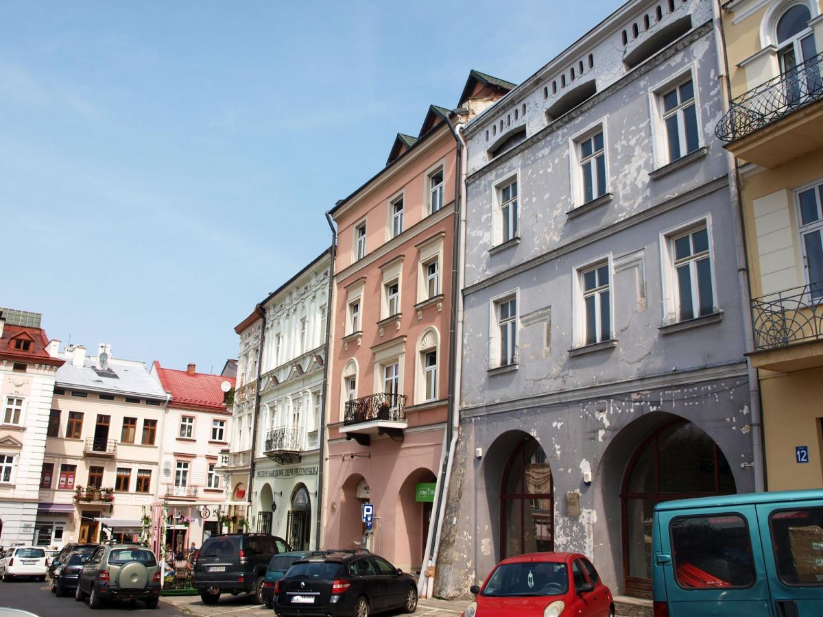  Przez lata kamienica przy Rynek 11 (pierwsza z prawej) niszczała. Złego z zewnątrz nie widać, dopiero kiedy wstąpi się na dziedziniec, można złapać się za głowę.<br/>fot.Mariusz Godos