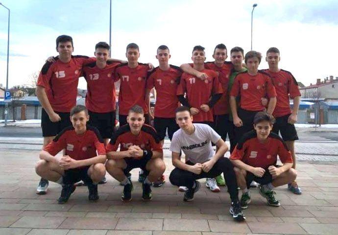 Juniorzy młodsi SRS Czuwaju Przemyśl zajęli 2. miejsce w mocno obsadzonym turnieju Anilana Cup w Łodzi.<br/>fot.ze zbiorów własnych