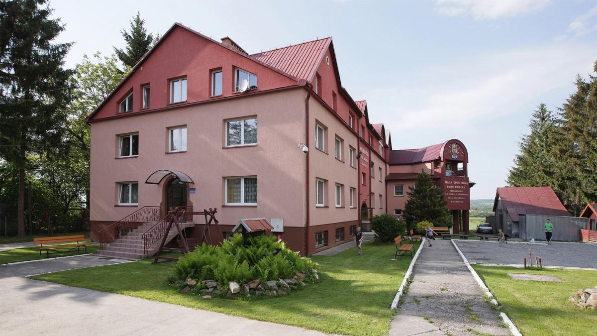 W czerwcu br. Dom Dziecka „Moja Rodzina” w Prałkowcach został zamknięty, a dzieci przeniesione do innych placówek. Szukano jeszcze miejsca dla jednego dorosłego już wychowanka. Dzięki współpracy władz miasta i powiatu cel został osiągnięty!<br/>fot.ze zbiorów własnych