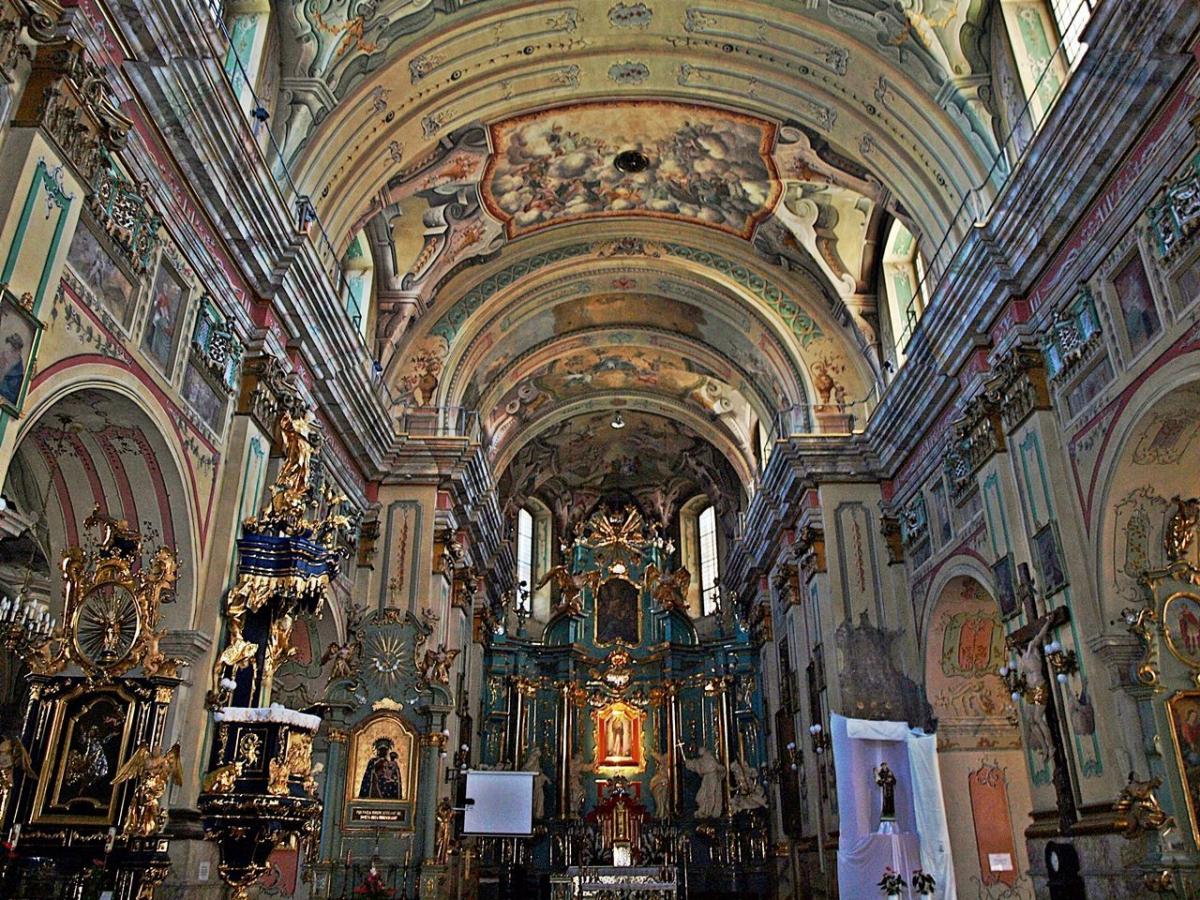 Najtrudniejsze zadanie nadal przed konserwatorami. Będzie nim przywrócenie chronologicznie pierwszej warstwy zdobień przy ołtarzach m.in. św. Antoniego (w głębi, po prawej stronie) i św. Franciszka.<br/>fot.Mariusz Godos