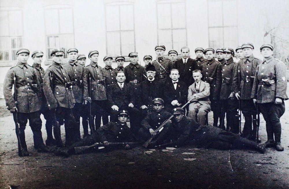 Pamiątkowe zdjęcie 26 osób, które wyruszyły z Dubiecka do Legionów Polskich. Udało się ustalić personalia 10 z nich.<br/>fot.UG Dubiecko