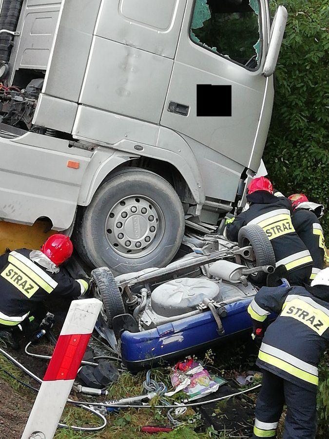 W związku ze zdarzeniem policja wyznaczyła objazdy dla samochodów osobowych.<br/>fot.KPP Ropczyce