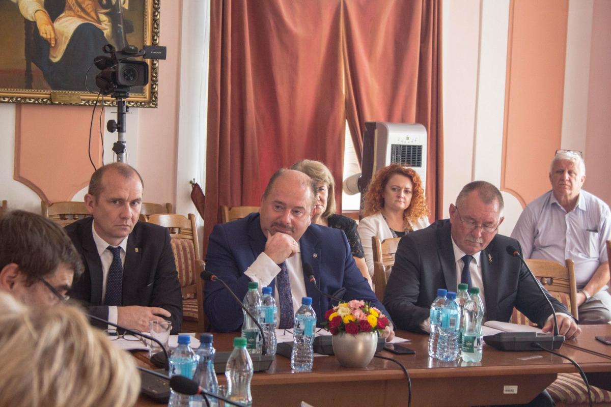 Burmistrz Waldemar Paluch nie ma wątpliwości, że miasto dokłada wszelki starań, by utrzymać sieć szkół, podkreśla jednak, że ani reformy, ani demografii nie przeskoczy.<br/>fot.Bartłomiej Pacek