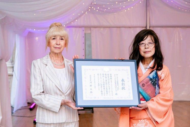 Atsuko Ogawa i Iga Dżochowska z Fundacji Polsko-Japońskiej „Yamato” Centrum Kultury Japońskiej w Przemyślu z dyplomem przyznanym przez Ministra Spraw Zagranicznych Japonii, odebranym z rąk ambasadora Japonii w Polsce Tsukasa Kawadę.