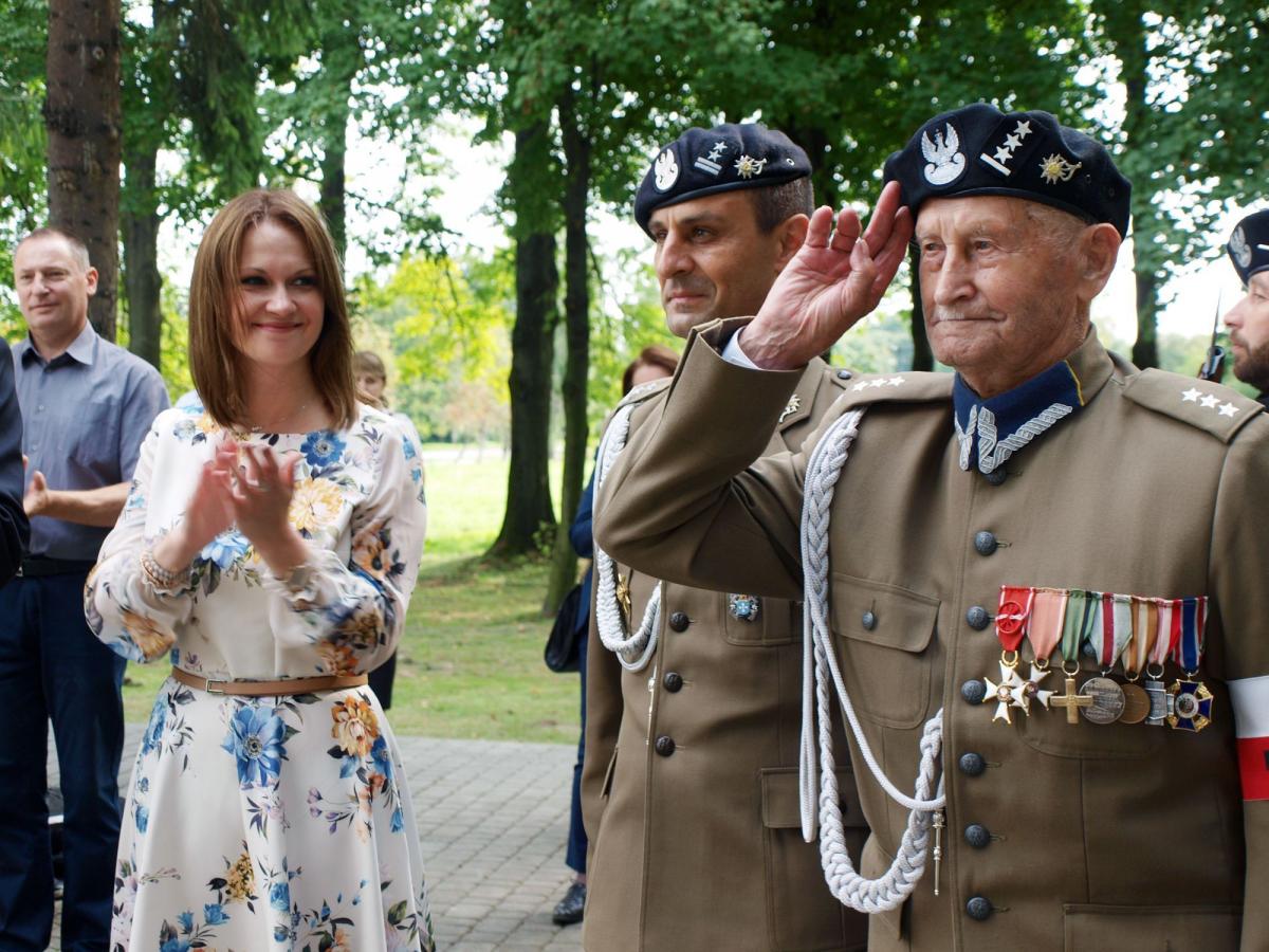 Tuż po odsłonięciu pamiątkowej tablicy. Od lewej: posłanka na Sejm RP, minister w Kancelarii Premiera Anna Schmidt-Rodziewicz, dowódca 1. Batalionu Czołgów w Żurawicy ppłk Rafał Kluz oraz najprawdopodobniej ostatni żyjący z tej jednostki, były żołnierz 2. Batalionu Pancernego, stacjonującego w Żuraw