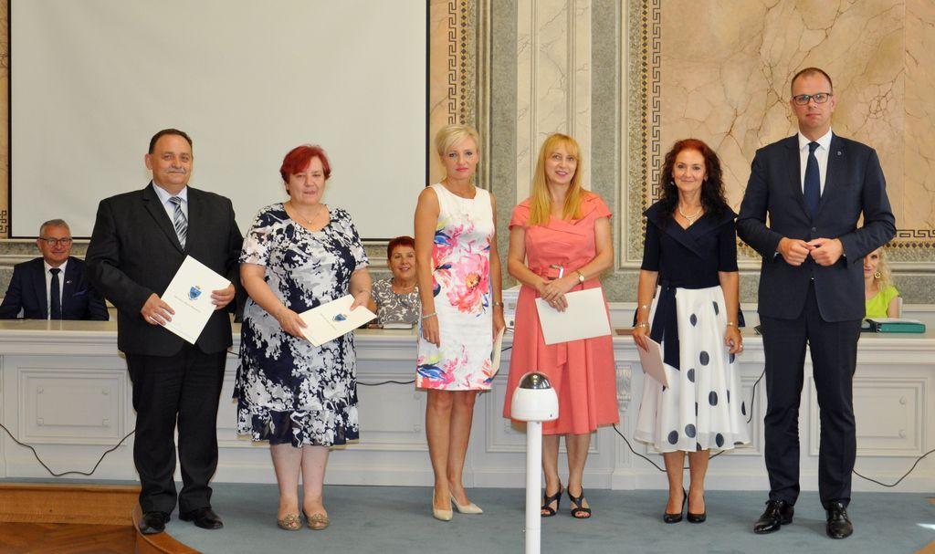 Pięciu nowych-starych dyrektorów przemyskich szkół: Małgorzata Wróbel (Przedszkole nr 20), Małgorzata Ziober (SP 5), Beata Kosicka-Siwak (SP 11), Artur Mykita (SP 15) oraz Barbara Jabłońska (SOSW nr 3).<br/>fot.UM Przemyśl