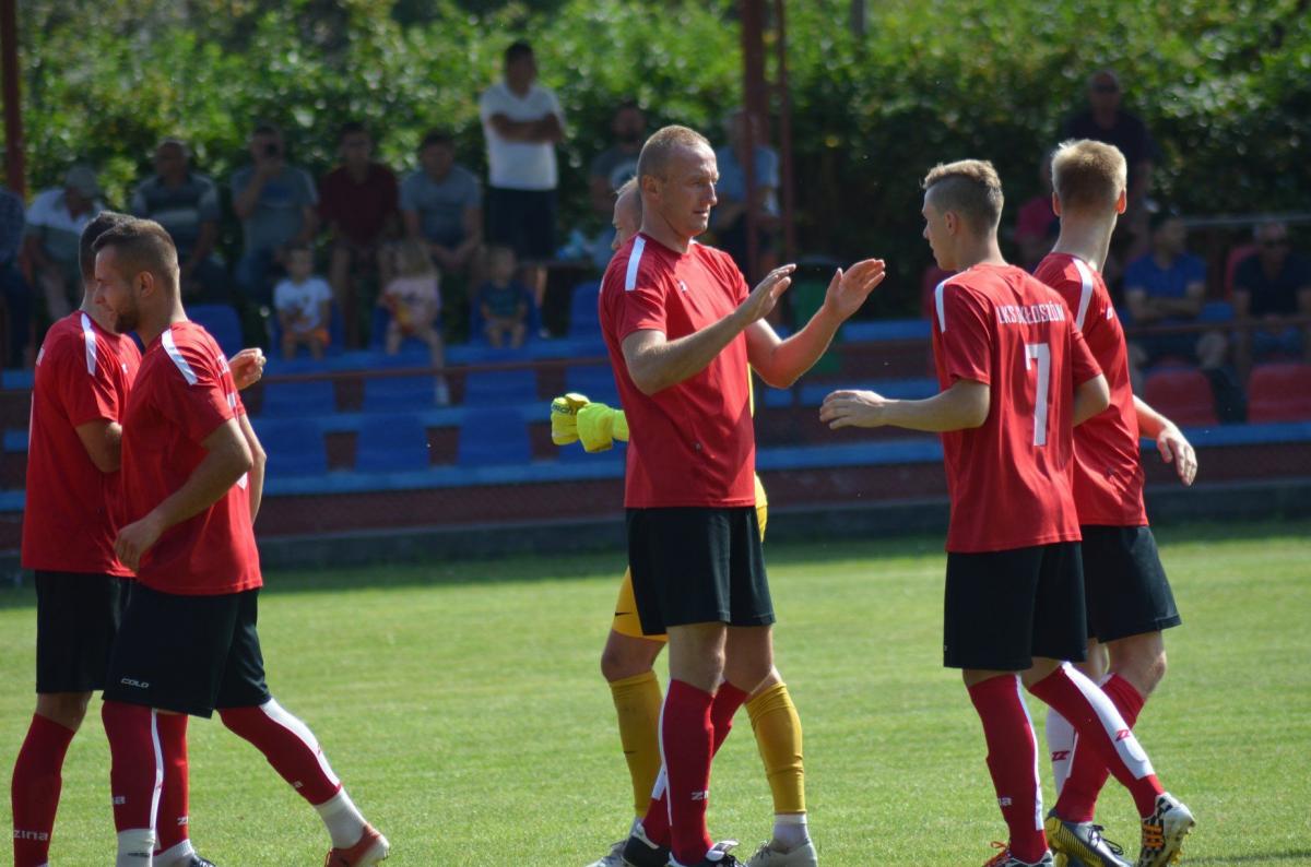 Piłkarze LKS Skołoszów sprawili niespodziankę, eliminując z rozgrywek pucharowych Polonię Przemyśl.<br/>fot.www.lksskoloszow.pl