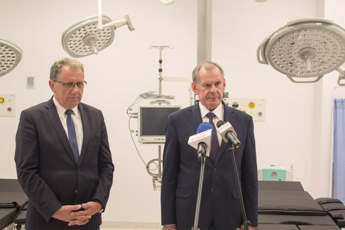 Nowy oddział prezentowali dyrektor COM Stanisław Krasny oraz starosta jarosławski Tadeusz Chrzan.<br/>fot.Bartłomiej Pacek
