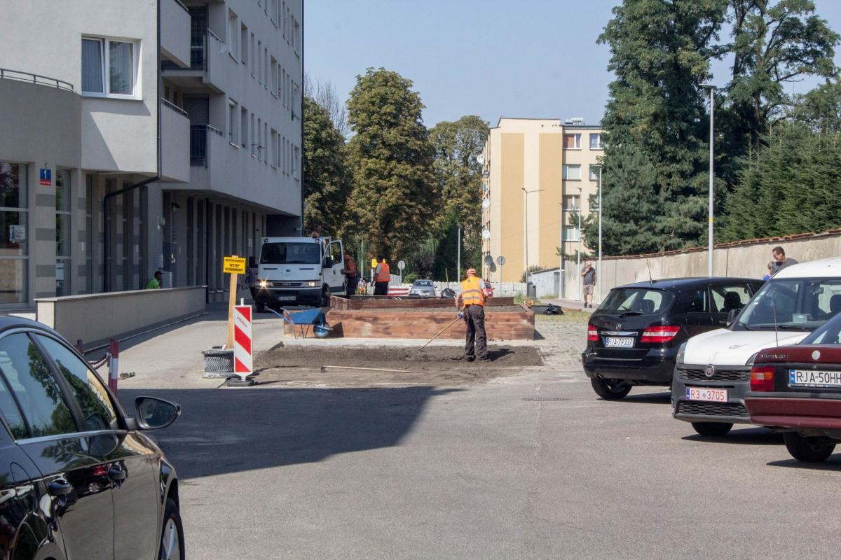 Czytelnia na gruncie przyległym do budynków miejskiej biblioteki publicznej ma powstać lada dzień.<br/>fot.Bartłomiej Pacek