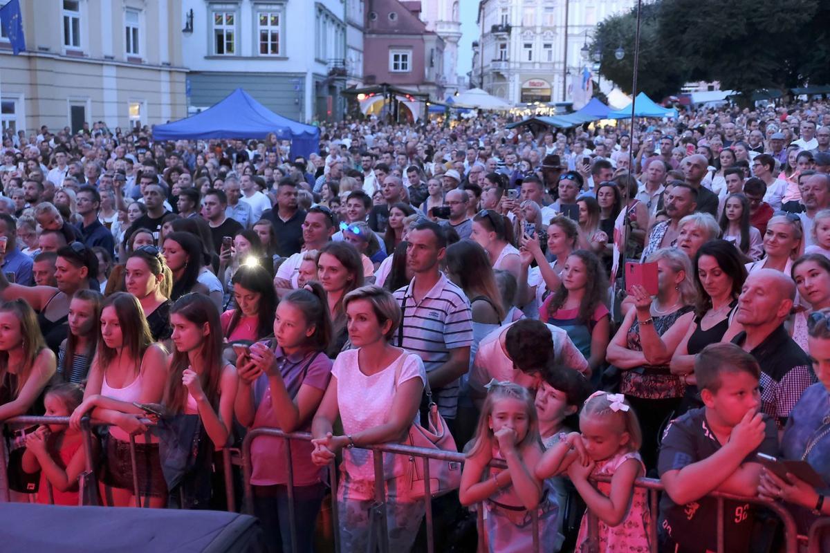 Wieczorem Rynek zapełnił się fanami muzycznych gwiazd wydarzenia. <br/>fot.Jacek Szwic