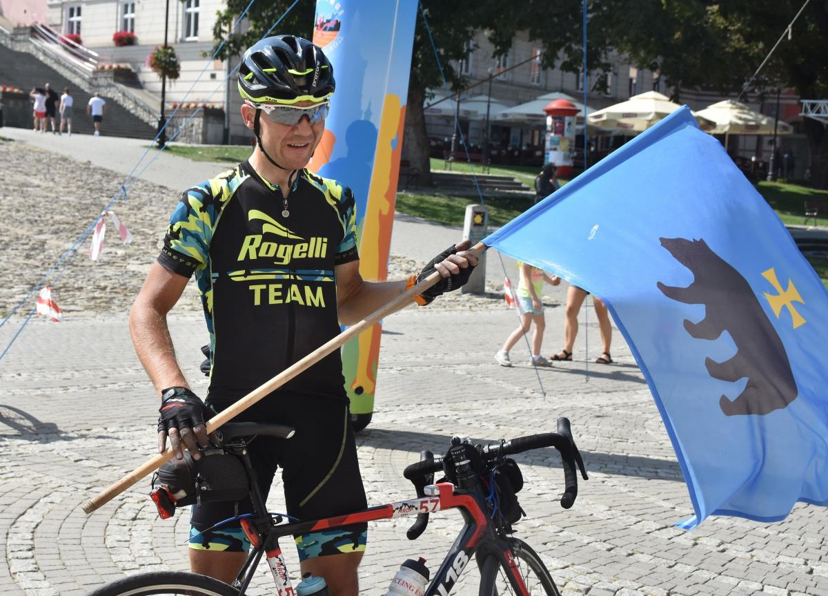 Gorące poniedziałkowe południe. Przemysław Szlagor na mecie maratonu w Przemyślu. <br/>fot.Paweł Bugira