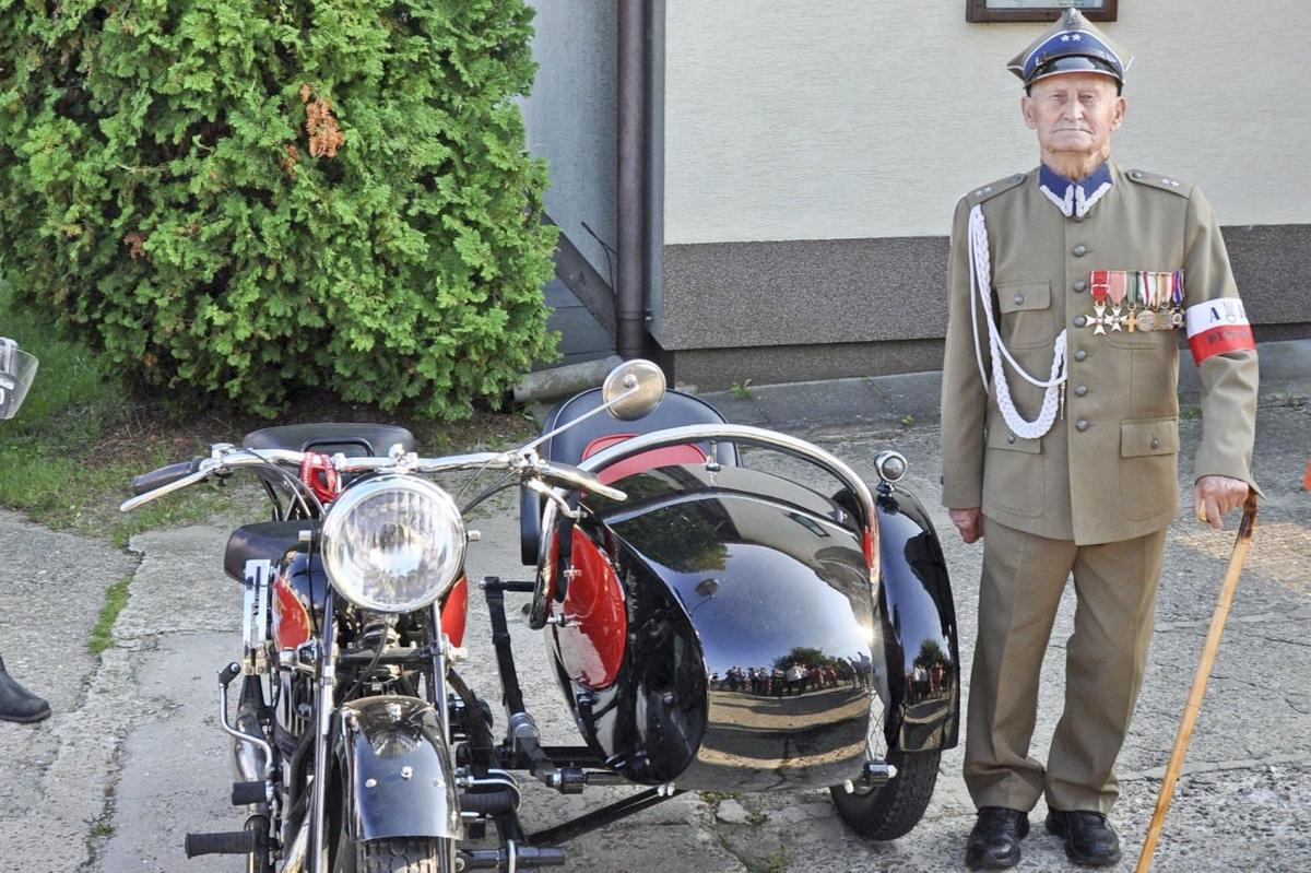 Porucznik Tadeusz Lutak do kościoła został przywieziony zabytkowym motocyklem Sokół 600. Takim jak ten, który towarzyszył mu na szlaku walk brygady generała Maczka.<br/>fot.archiwum 1. bcz Żurawica