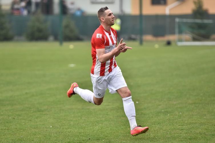 Bartłomiej Buczek zdobył prowadzenie dla Sokoła w meczu z Koroną II Kielce.<br/>fot.www.laczynaspilka.pl