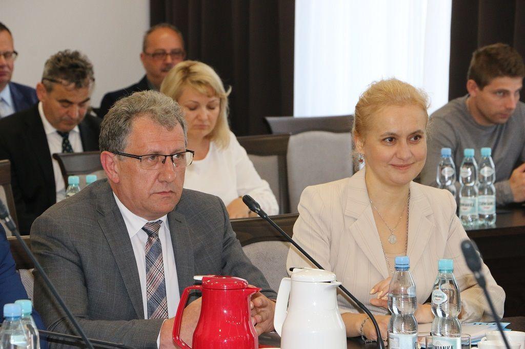 – Jeszcze w tym roku złożymy kolejne trzy wnioski, chcąc skorzystać z rządowych pieniędzy na drogi lokalne – poinformował starosta jarosławski T. Chrzan. Obok skarbnik powiatu jarosławskiego Agnieszka Mroczka.<br/>fot.Starostwo Powiatowe w Jarosławiu