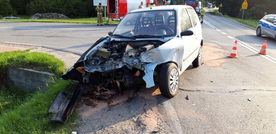 Kierująca seicento nie ustąpiła pierwszeństwa, wyjeżdżając na drogę wojewódzką nr 988.<br/>fot.KPP Strzyżów