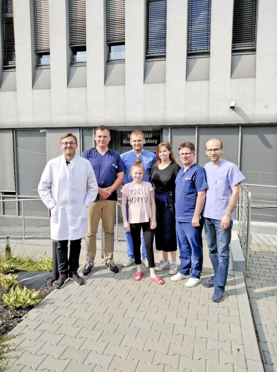 Laura i skład lekarski ze Śląskiego Centrum Chorób Serca, Płuc i Naczyń w Zabrzu, który przeprowadził operację przeszczepu płuc.<br/>fot.archiwum rodzinne