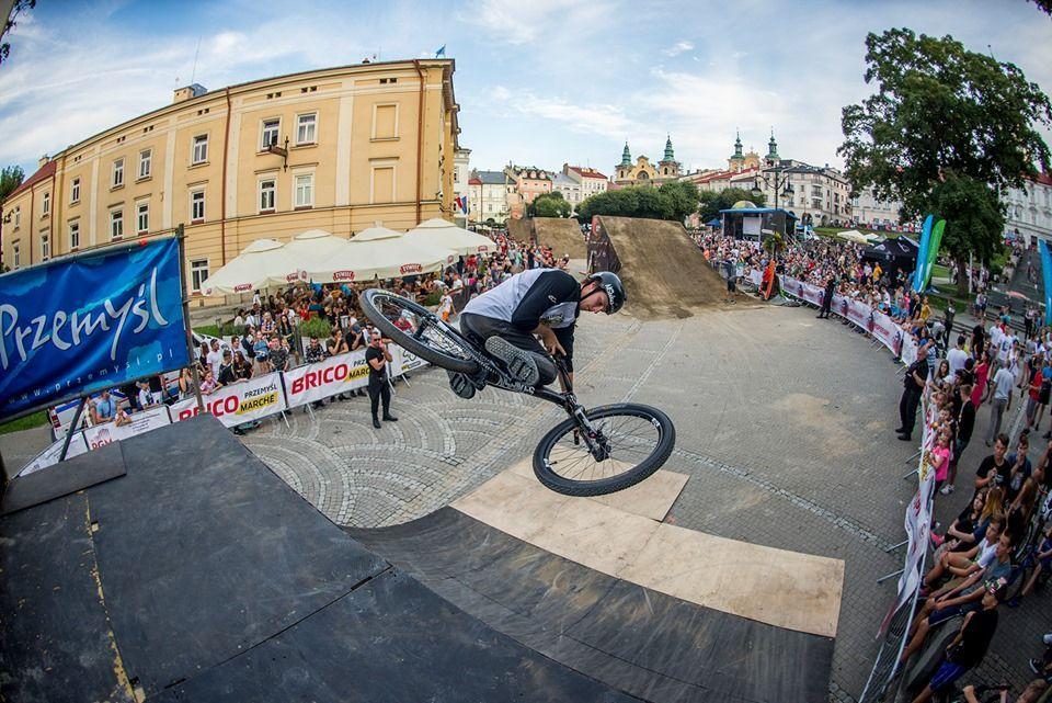 W czasie spektakularnych skoków zawodników Rynek pękał w szwach.<br/>fot.Greg Falski